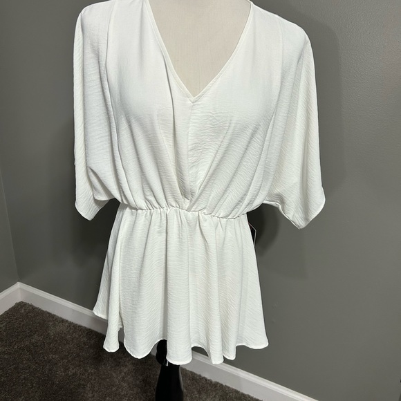 Gilli peplum top women’s size L white with flowey sleeves V-neck new with tags - Picture 3 of 8